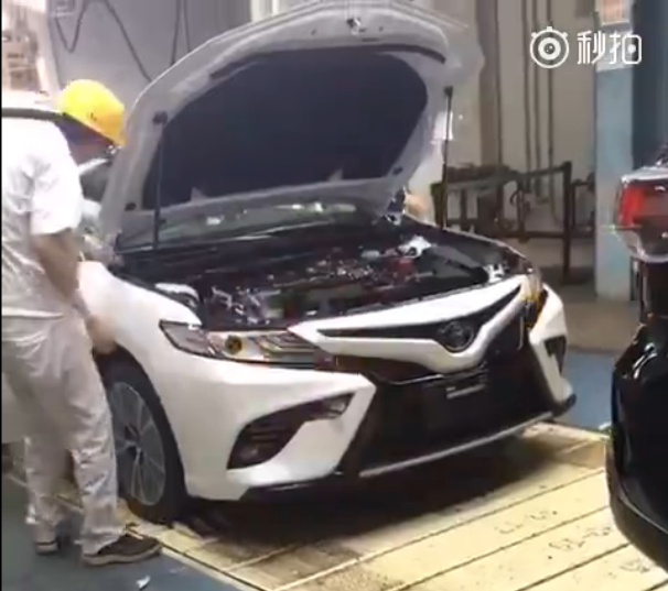 Sedan cỡ trung Toyota Camry 2018 lộ diện trong nhà máy ở châu Á - Ảnh 1.