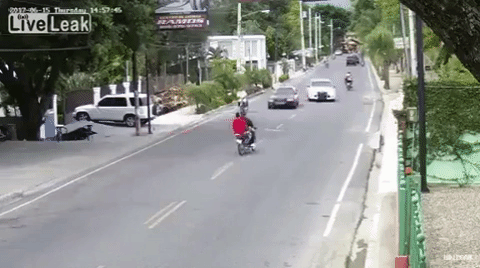 Hai người đi xe máy bị hất văng lên không trung sau cú va chạm trực diện với ô tô - Ảnh 2. Hai người đi xe máy bị hất văng lên không trung sau cú va chạm trực diện với ô tô - Ảnh 2.