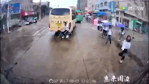 Phản ứng nhanh như cắt, nữ sinh đạp xe thoát chết trước đầu ô tô tải - Ảnh 2.