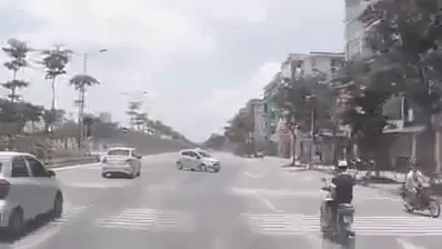 Video tai nạn giữa xe máy và Chevrolet Spark tại Hà Nội gây tranh cãi trên mạng - Ảnh 2.