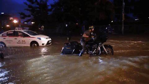 Xem cảnh cặp đôi mô tô Harley-Davidson lội bì bõm trên đường ngập tại Hà Nội - Ảnh 3.