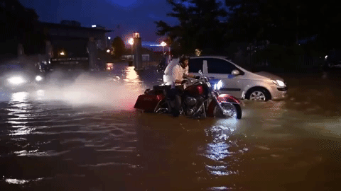 Xem cảnh cặp đôi mô tô Harley-Davidson lội bì bõm trên đường ngập tại Hà Nội - Ảnh 4.