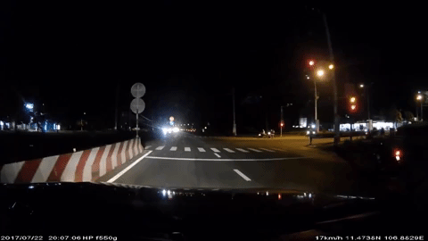 Video thanh niên vượt đèn đỏ ở tốc độ cao, gây tai nạn khiến 3 người nguy kịch tại Bình Phước - Ảnh 2.