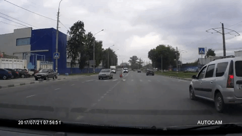 Đang sang đường, cô gái bị chiếc mô tô không người lái đâm trúng, ngã sấp mặt - Ảnh 2. Đang sang đường, cô gái bị chiếc mô tô không người lái đâm trúng, ngã sấp mặt - Ảnh 2.