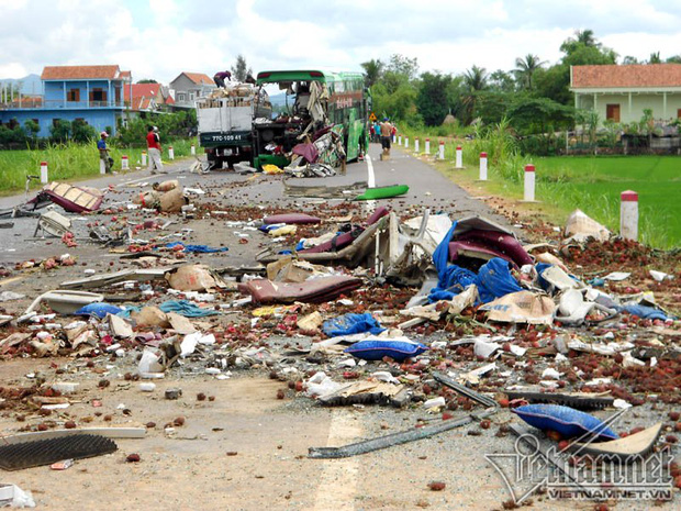 Hiện trường xe khách biến dạng, 5 người chết ở Bình Định - Ảnh 2.