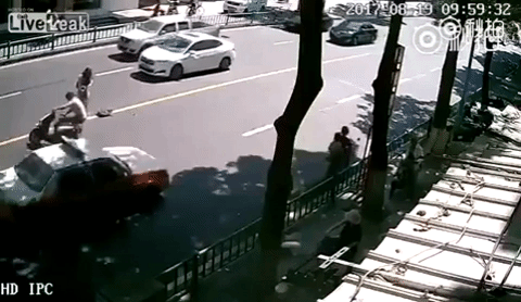 Video chiếc xe ga bỏ chạy khỏi chủ nhân sau tai nạn khiến cư dân mạng xôn xao - Ảnh 2.