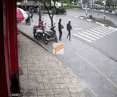 Video ô tô tải tông trúng 2 xe máy chờ đèn đỏ tại Biên Hòa khiến một người gãy xương đùi - Ảnh 2.