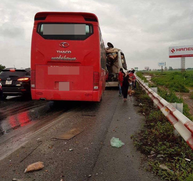 Hai xe khách tông nhau bẹp dúm trên cao tốc Pháp Vân - Cầu Giẽ, 10 người bị thương - Ảnh 1.