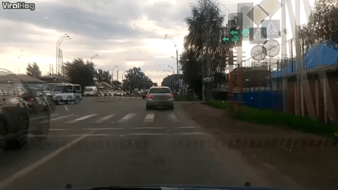 Ôm cua quá đà, xe tăng bọc thép văng đuôi trúng ô tô của người dân rồi bỏ đi - Ảnh 4. Ôm cua quá đà, xe tăng bọc thép văng đuôi trúng ô tô của người dân rồi bỏ đi - Ảnh 4.