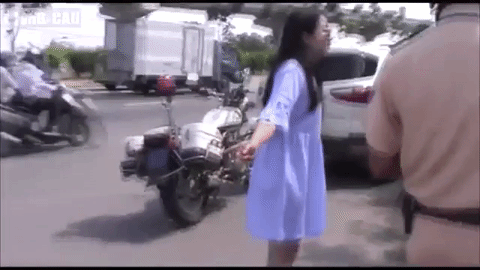 Clip gây xôn xao: Nữ diễn viên Ngọc Lan phạm luật nhưng lại lớn tiếng cãi nhau với CSGT - Ảnh 3. Clip gây xôn xao: Nữ diễn viên Ngọc Lan phạm luật nhưng lại lớn tiếng cãi nhau với CSGT - Ảnh 3.