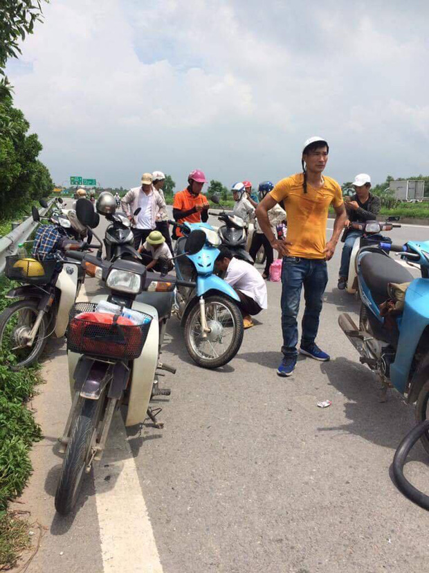 Hàng loạt xe dính bẫy đinh trên cao tốc Hà Nội - Bắc Giang, tài xế khóc dở mếu dở giữa trời nắng - Ảnh 1.