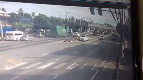 Video Người Nhện chạy đến cứu người đi xe máy bị tai nạn gây xôn xao trên mạng - Ảnh 2.
