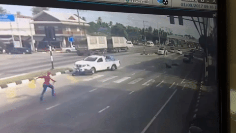 Video Người Nhện chạy đến cứu người đi xe máy bị tai nạn gây xôn xao trên mạng - Ảnh 3.
