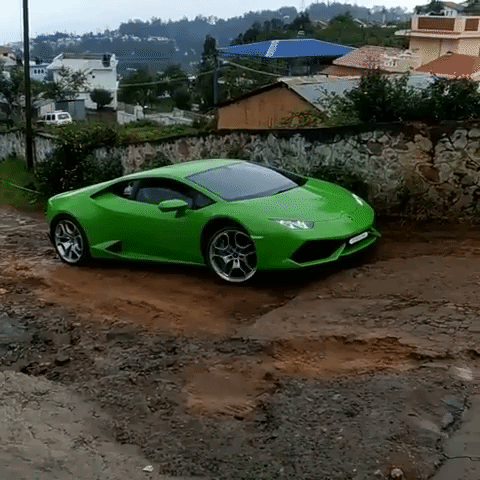 Xem cảnh siêu xe Lamborghini Huracan chật vật vượt qua con đường đất gập ghềnh - Ảnh 2.