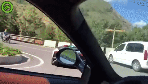 Người lái Lamborghini Aventador vượt ẩu ở khúc cua, suýt đối đầu một biker - Ảnh 2.