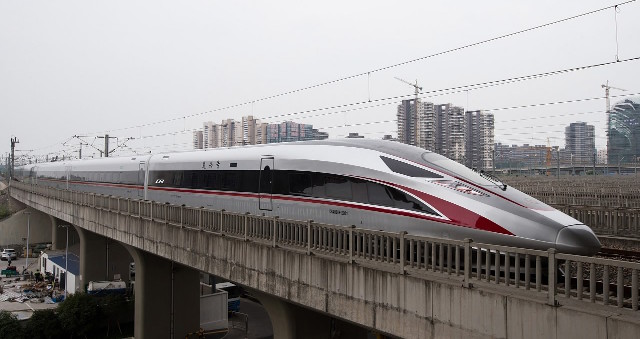 Trung Quốc: Tàu cao tốc nhanh nhất thế giới đi vào hoạt động, vận tốc 350 km/h, chạy êm đến mức đồng xu không đổ - Ảnh 1.