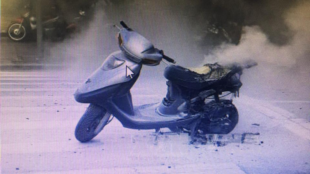 Hà Nội: Đang đi trên đường, xe máy Attila do một người phụ nữ điều khiển bất ngờ bốc cháy dữ dội - Ảnh 2.