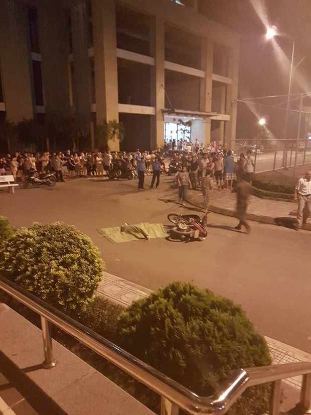 Cô gái trẻ rơi từ tầng 25 chung cư ở Hà Nội xuống đất, người đi xe máy ngất xỉu vì sốc - Ảnh 1.