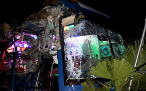 Xe khách đâm xe tải kinh hoàng tại Nội Bài - Ảnh 2.
