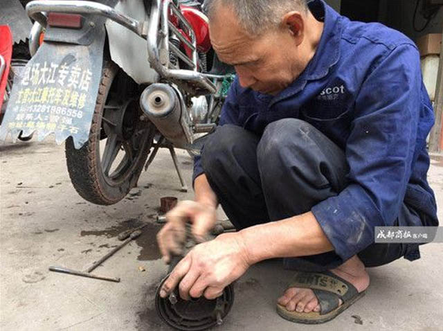 Khâm phục ông cụ mù loà kiếm sống hơn 30 năm bằng nghề sửa xe: Sờ máy, nghe pô là đoán trúng bệnh - Ảnh 2.