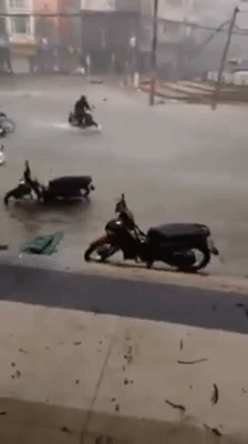Bão số 12 gây mưa to gió giật kinh hoàng, nhiều xe máy ở Nha Trang, Khánh Hoà bị quật ngã la liệt giữa đường - Ảnh 2.