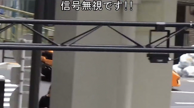 Nhật Bản: Cảnh sát giao thông đạp xe đuổi theo Lamborghini, quỳ xuống ghi vé phạt giữa đường - Ảnh 1.
