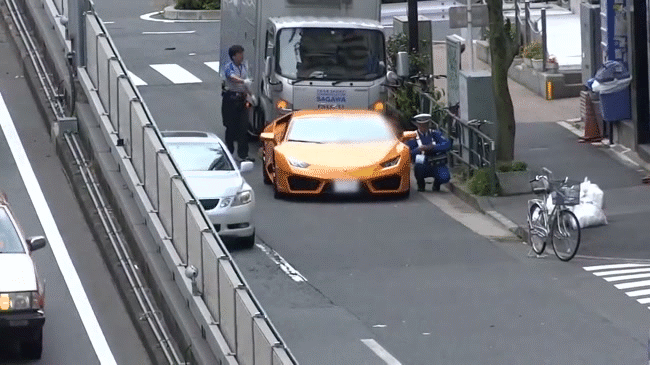 Nhật Bản: Cảnh sát giao thông đạp xe đuổi theo Lamborghini, quỳ xuống ghi vé phạt giữa đường - Ảnh 2.