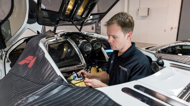 Chủ siêu xe McLaren sẽ không phải dài cổ chờ đợi nhờ hai xưởng sửa chữa mới - Ảnh 2.