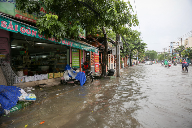 Học sinh ở Sài Gòn bì bõm lội nước sau giờ tan học do mưa lớn kéo dài từ sáng đến trưa - Ảnh 11.