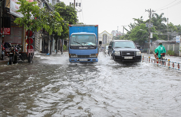Học sinh ở Sài Gòn bì bõm lội nước sau giờ tan học do mưa lớn kéo dài từ sáng đến trưa - Ảnh 12.