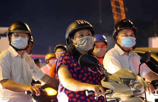 Kẹt xe tới khuya mỗi ngày, người Sài Gòn nổi nóng - Ảnh 13. Kẹt xe tới khuya mỗi ngày, người Sài Gòn nổi nóng - Ảnh 13.