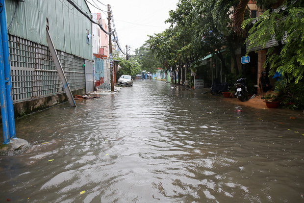 Học sinh ở Sài Gòn bì bõm lội nước sau giờ tan học do mưa lớn kéo dài từ sáng đến trưa - Ảnh 13.
