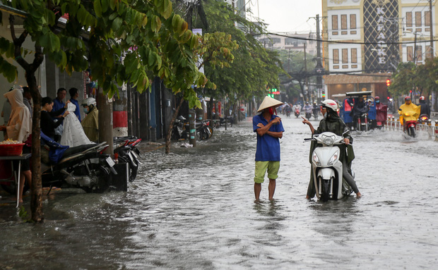 Học sinh ở Sài Gòn bì bõm lội nước sau giờ tan học do mưa lớn kéo dài từ sáng đến trưa - Ảnh 14.
