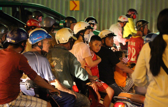 Kẹt xe tới khuya mỗi ngày, người Sài Gòn nổi nóng - Ảnh 15.