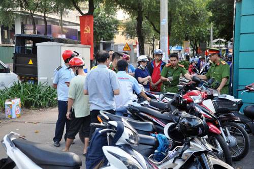 Niêm phong, cẩu ô tô chiếm vỉa hè ở trung tâm Sài Gòn - Ảnh 5.