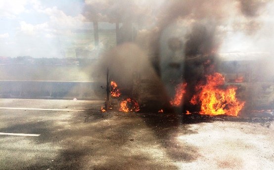 Xe khách bốc cháy dữ dội trên cao tốc Trung Lương - Ảnh 3.