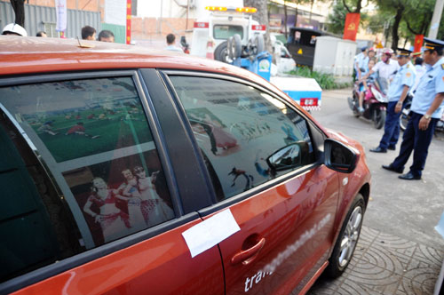 Niêm phong, cẩu ô tô chiếm vỉa hè ở trung tâm Sài Gòn - Ảnh 1.