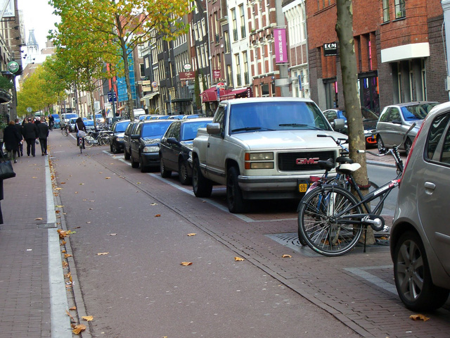 Đường phố toàn ô tô, các thành phố lớn như London, Amsterdam... làm gì để tránh ùn tắc giao thông? - Ảnh 3.