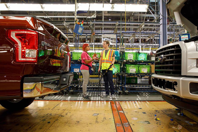 Chán điều hành Facebook, CEO Mark Zuckerberg thử làm công nhân lắp ráp ô tô ở nhà máy Ford - Ảnh 3.