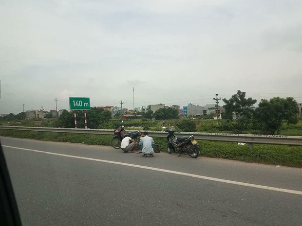 Hàng loạt xe dính bẫy đinh trên cao tốc Hà Nội - Bắc Giang, tài xế khóc dở mếu dở giữa trời nắng - Ảnh 3.