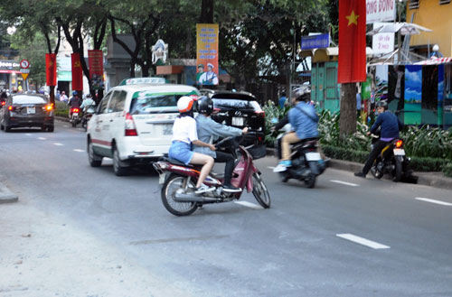 Niêm phong, cẩu ô tô chiếm vỉa hè ở trung tâm Sài Gòn - Ảnh 7.