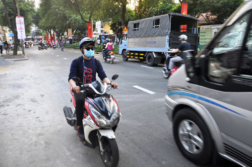 Niêm phong, cẩu ô tô chiếm vỉa hè ở trung tâm Sài Gòn - Ảnh 8.
