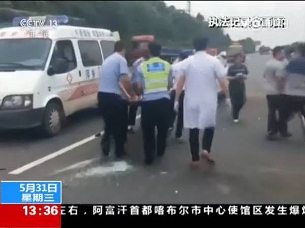 Trung Quốc: Thoát chết thần kỳ ngay trước mũi xe container, sau khi văng khỏi xe ô tô gặp nạn - Ảnh 4.