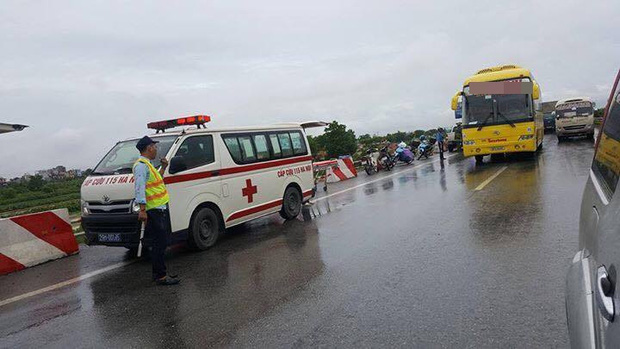 Hai xe khách tông nhau bẹp dúm trên cao tốc Pháp Vân - Cầu Giẽ, 10 người bị thương - Ảnh 3.