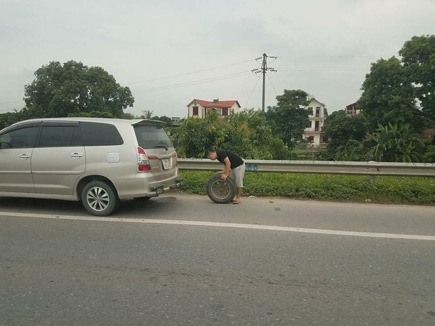 Hàng loạt xe dính bẫy đinh trên cao tốc Hà Nội - Bắc Giang, tài xế khóc dở mếu dở giữa trời nắng - Ảnh 4.