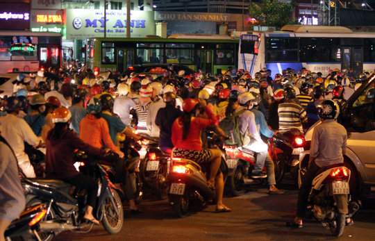 Kẹt xe tới khuya mỗi ngày, người Sài Gòn nổi nóng - Ảnh 5.
