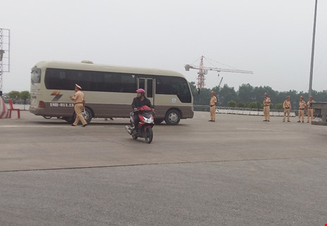 Hơn 100 ô tô mang tiền lẻ,dừng đầu cầu phản đối phí BOT - Ảnh 6. Hơn 100 ô tô mang tiền lẻ,dừng đầu cầu phản đối phí BOT - Ảnh 6.