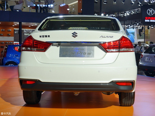Sedan giá rẻ Suzuki Ciaz 2017 chính thức được vén màn - Ảnh 5. Sedan giá rẻ Suzuki Ciaz 2017 chính thức được vén màn - Ảnh 5.