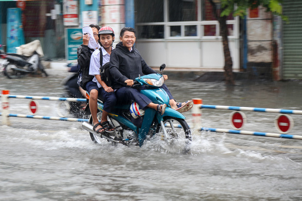 Học sinh ở Sài Gòn bì bõm lội nước sau giờ tan học do mưa lớn kéo dài từ sáng đến trưa - Ảnh 5.