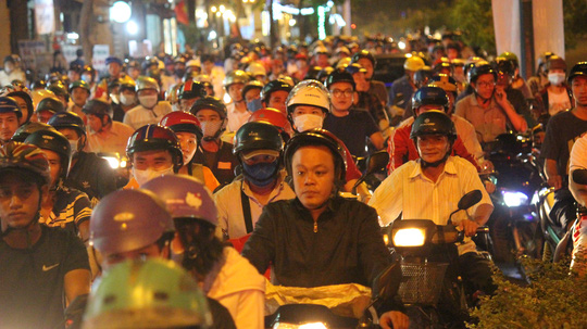 Kẹt xe tới khuya mỗi ngày, người Sài Gòn nổi nóng - Ảnh 6.